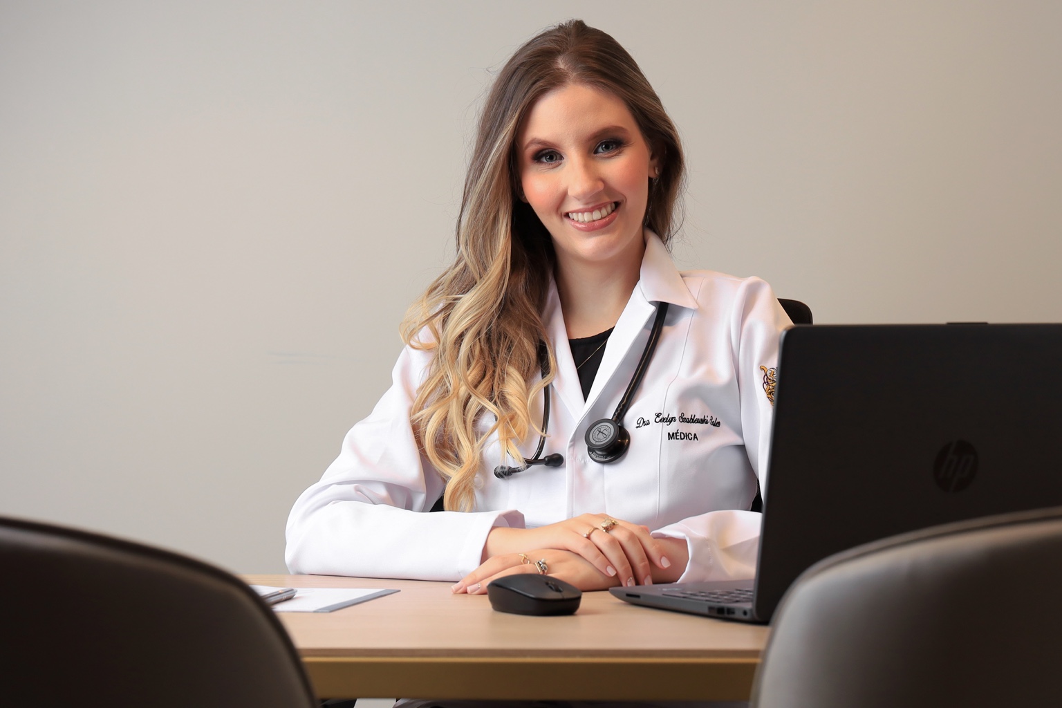 Dra. Evelyn Sales em consultório